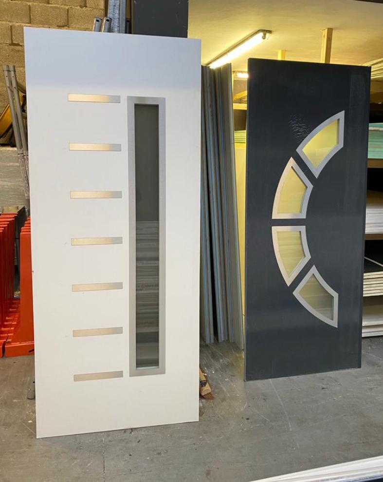 Moderne voordeurpanelen met glasinzetten in werkplaatsopstelling